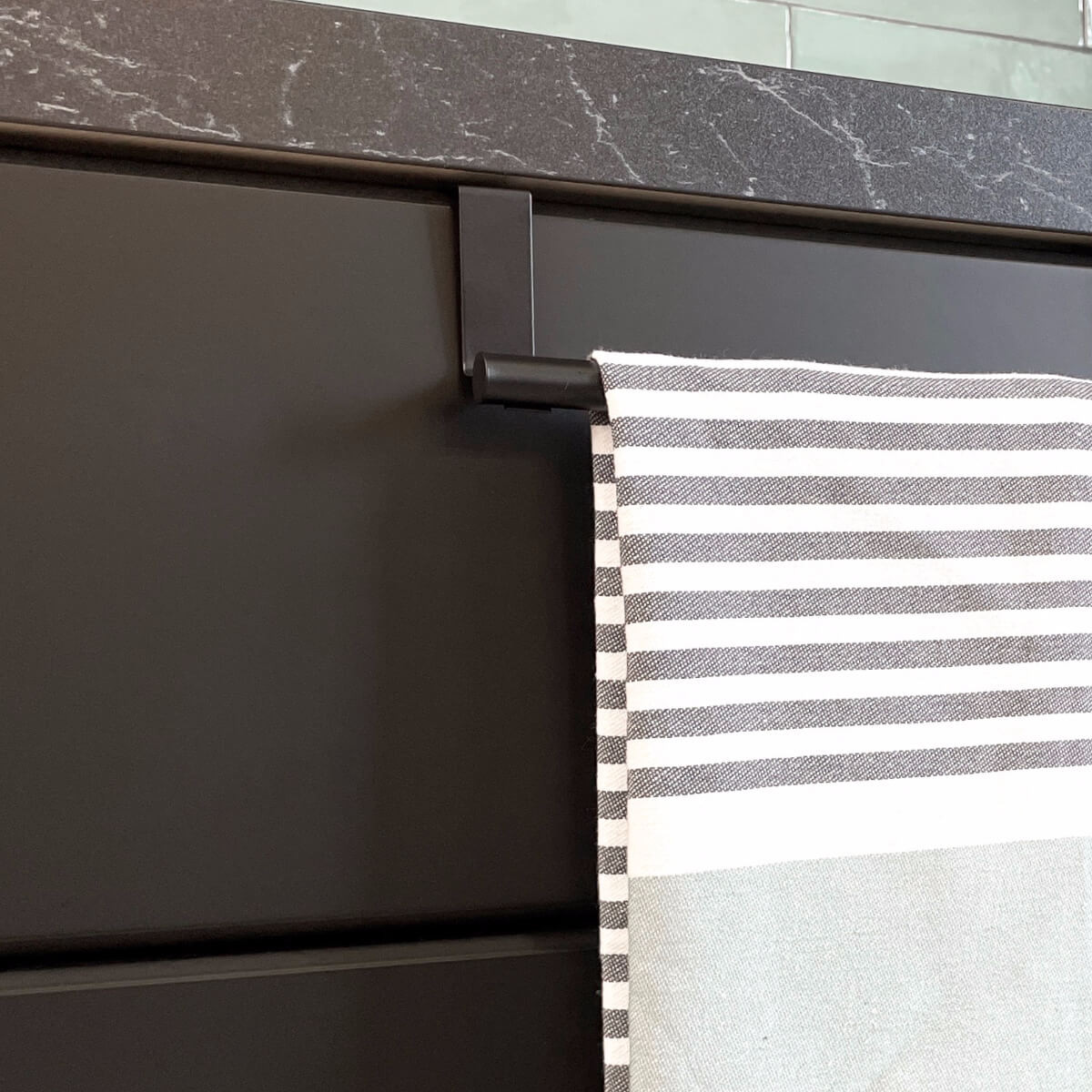 handoekstang-over-keukenkastdeur-Zwart - HOYA living - VALI 36 