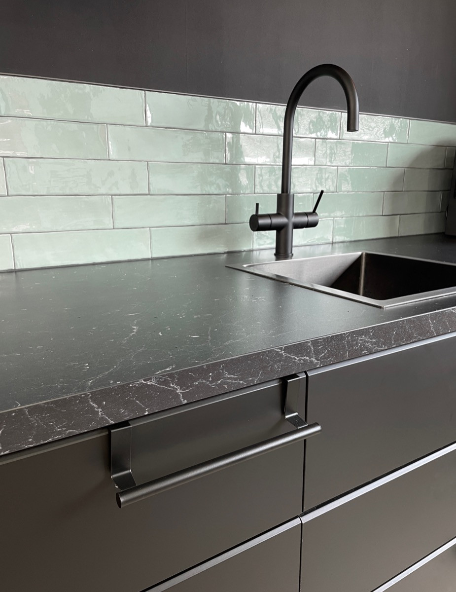 handoekstang-over-keukenkastdeur-Zwart - HOYA living - VALI 36 