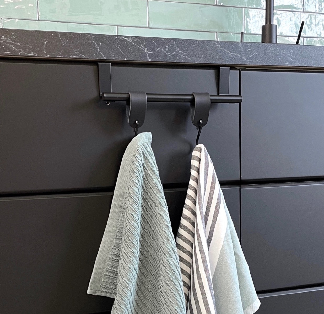 Vali handdoekstang zwart + 2x Leren S-haak hanger  + theedoek en vaatdoek 
