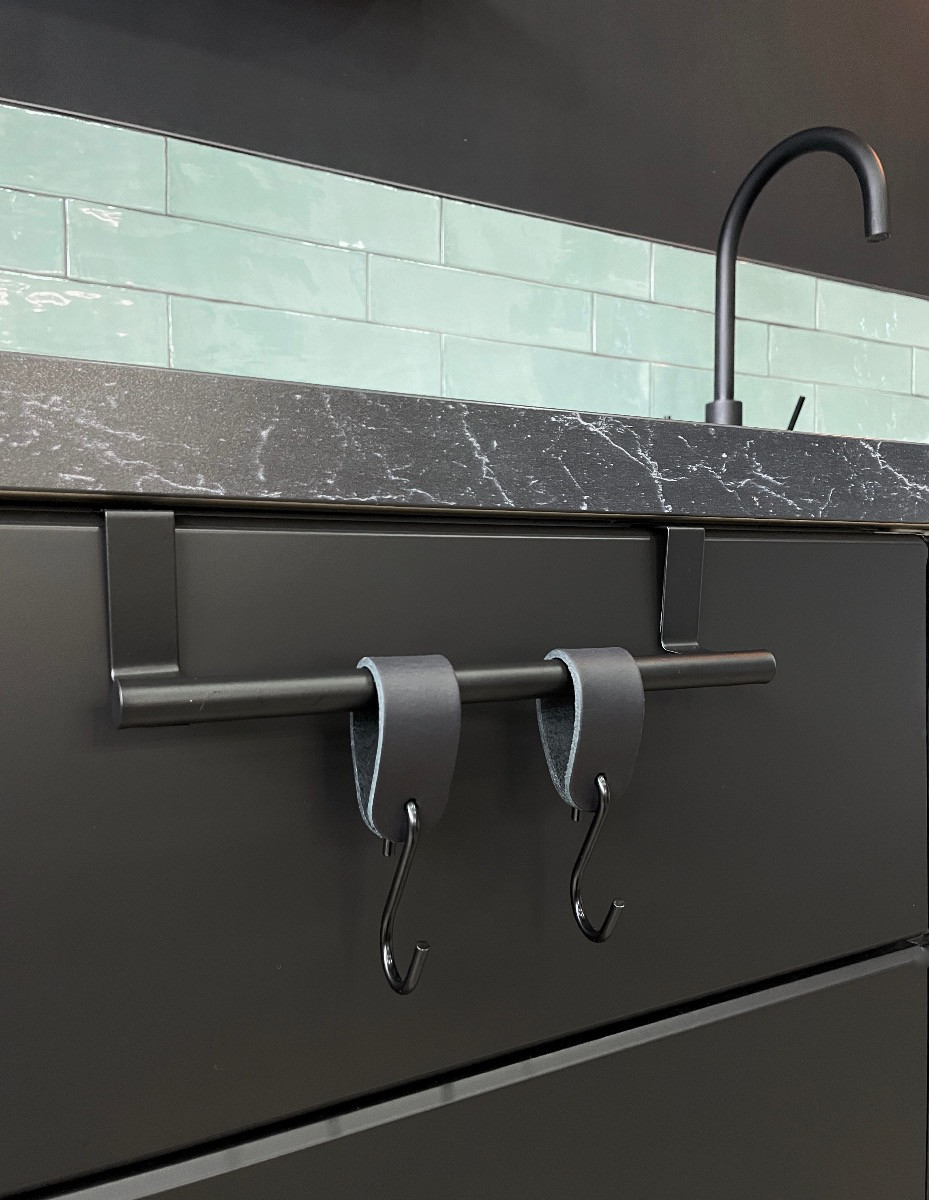 Handdoekstang over keukenkastdeur - Zwart | incl. 2x S-haak hangers