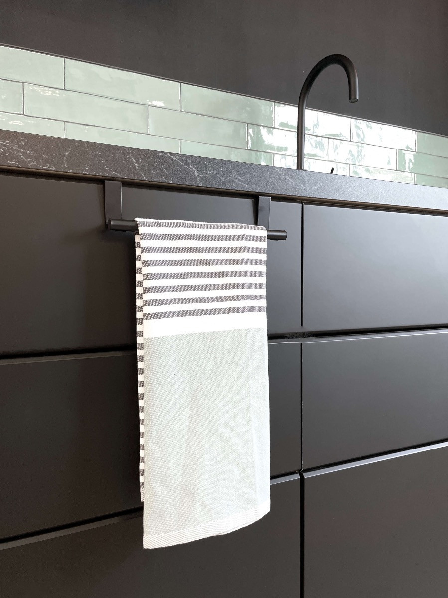 handoekstang-over-keukenkastdeur-Zwart - HOYA living - VALI 36 